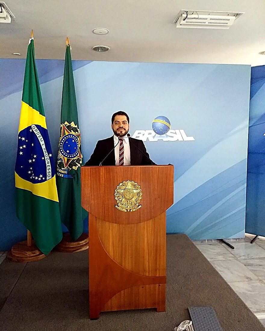 Kayo César em solenidade oficial com bandeiras do Brasil, em Brasília